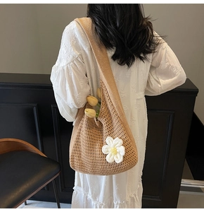 Détail du sac fourre-tout tissé main avec fleur marguerite 3D et texture maille