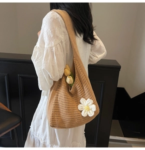 Détail de la texture tricotée du sac fourre-tout au crochet avec une fleur de marguerite