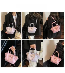Mini sac seau en lavande et rose présenté sous plusieurs angles en porté épaule et main