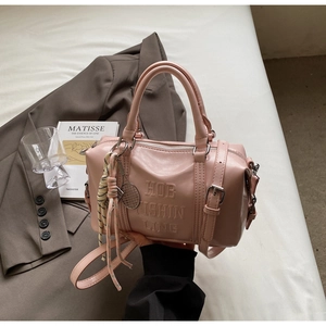 Bolso bowling rosa de piel suave con letras en relieve y asas superiores redondeadas chic