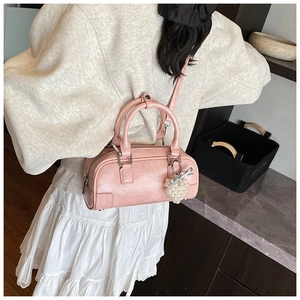 Sac bowling rose brillant en cuir froissé avec un élégant pendentif en perles