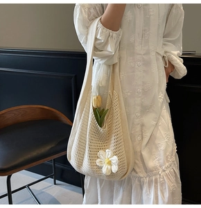 Détail d'un sac cabas en crochet blanc cassé avec fleurs 3D et grande capacité