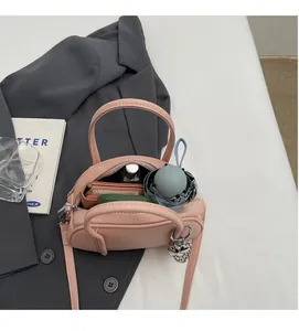Vue intérieure du sac Boston rose montrant l'espace pour portefeuille et parapluie