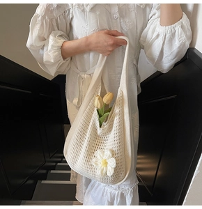 Détail du sac fourre-tout au crochet blanc avec marguerite 3D et tissage ajouré