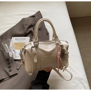 Vista de detalle del bolso Boston beige con el relieve tipográfico HOB FISHING LING de moda
