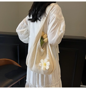 Détail du sac cabas en maille avec fleurs de marguerites 3D et texture au crochet ajouré