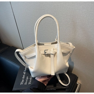 Vue détaillée du sac seau en cuir blanc crème avec boucle argentée et bandoulière