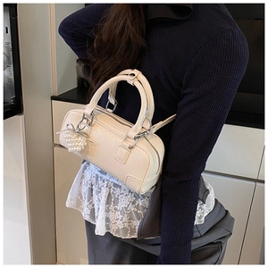 Mini sac bowling crème chic avec breloque cœur en perles et texture cuir brillant