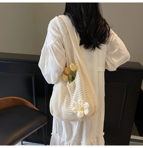 Détail du sac cabas au crochet blanc avec tournesol 3D et motif en maille large