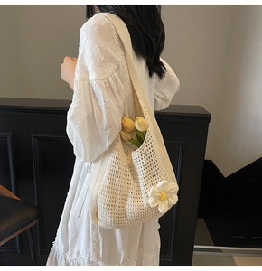 Détail du sac cabas en maille crème avec crochet ajouré et grande applique florale
