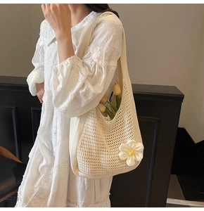 Détail du sac cabas au crochet blanc avec marguerite 3D et texture tissée ajourée