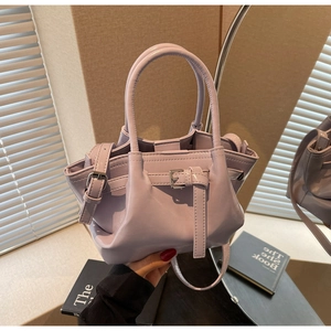 Détail du sac seau en cuir synthétique lavande avec boucle en métal et poignées