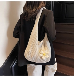 Détail du sac fourre-tout au crochet crème avec marguerite 3D et texture tricotée