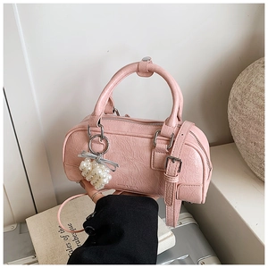 Sac bowling rose en PU avec texture plissée et charm perle en vue détaillée
