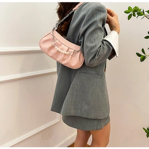 Sac plissé rose avec texture crocodile, breloques perles et bandoulière en chaîne