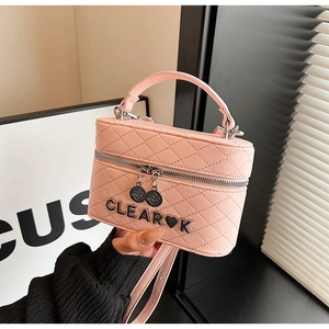 Sac boîte rose matelassé avec double fermeture éclair et logo métallique en main