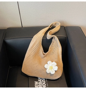 Détails de la maille du sac cabas beige avec fleur en crochet 3D et texture ajourée fine