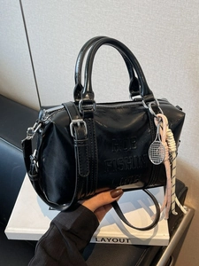 Bolso bowling retro de cuero negro con colgante de raqueta y correa ajustable