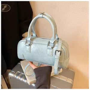 Détails du sac Boston bleu clair avec texture en cuir et finitions argentées