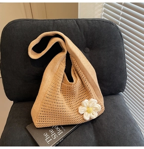 Détail du sac fourre-tout en crochet beige avec une fleur de marguerite 3D sur le devant