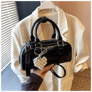 Détail du sac bowling en cuir froissé noir avec pendentif cœur en perles