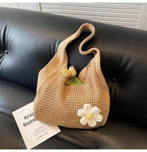 Détail d'un sac cabas crocheté main avec fleur de marguerite 3D sur maille tissée