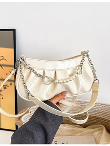 Sac à main plissé blanc cassé avec chaîne perles et cœur et bandoulière réglable