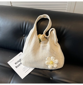 Détail du sac cabas en crochet avec fleur de marguerite 3D sur fond en cuir noir