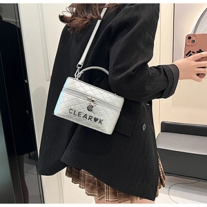 Sac boîte argenté matelassé avec logo métallique et pendentif de zip en cœur