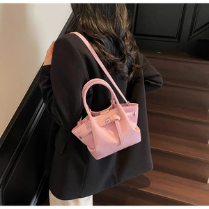 Détail du sac seau rose avec plis latéraux et bandoulière longue pour femme