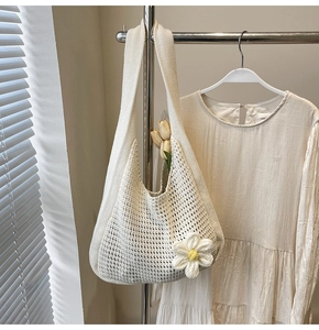 Détail du sac cabas en crochet crème avec fleur tricotée 3D et texture ajourée