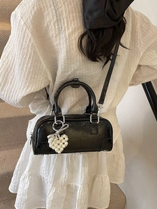 Sac bowling chic en cuir noir brillant avec breloque cœur perlé et bandoulière