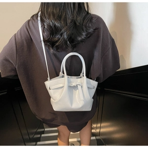 Photo de style de vie du sac seau gris clair avec poignées et bandoulière réglable