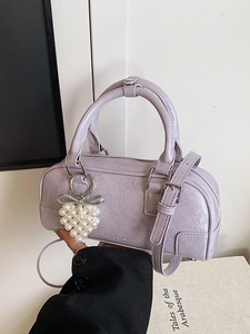 Sac Boston violet lavande avec texture grainée fine et pendentif en perles de raisin