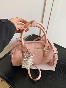 Sac Boston rose plissé avec pendentif cœur en perles et bandoulière réglable