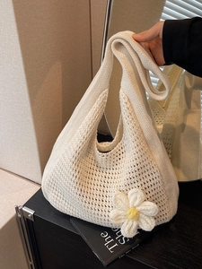 Sac fourre-tout en tricot blanc avec détail de marguerite en relief style bohème