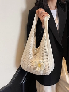 Sac hobo au crochet fait main en beige avec détail marguerite pour un style plage décontracté