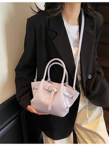Sac seau chic en cuir brillant lilas clair avec bandoulière pour un style urbain