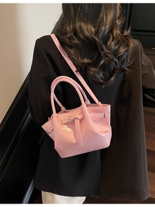 Sac fourre-tout en similicuir rose brillant avec boucle et bandoulière réglable