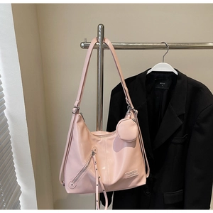 Sac fourre-tout rose brillant avec fermetures éclair argentées et mini porte-monnaie