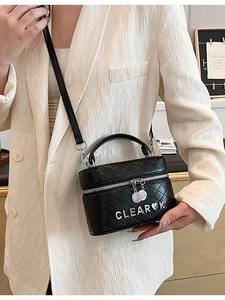 Petit Sac Bandoulière Boîte en Cuir PU Matelassé à Losanges pour Femmes Avec Lettres en Métal Sangle Réglable Sac de Mode Quotidien