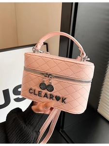 Sac à bandoulière matelassé rose avec chaîne en métal et poignée pour un style élégant