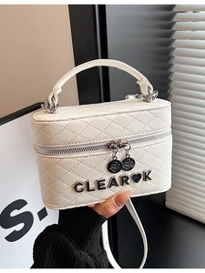 Sac boîte élégant en cuir PU blanc matelassé avec logo en métal et chaîne