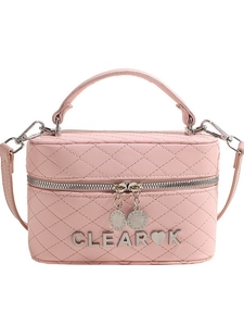 Sac à main rose matelassé avec logo argenté et bandoulière amovible sur fond blanc