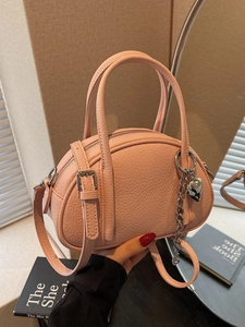 Sac Boston Femme en Cuir PU à Texture Litchi Sac à Bandoulière Minimaliste Sac Oreiller Avec Pendentif Coeur en Métal et Bandoulière Amovible