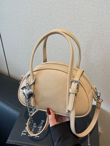 Sac bandoulière beige en cuir avec breloque cœur argentée et doubles poignées