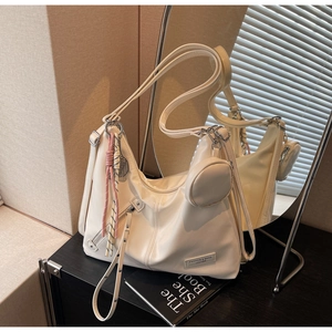 Sac hobo beige chic avec bandoulière réglable et détail de petite pochette ronde décorative