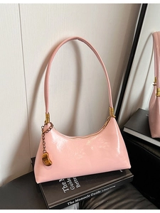 Damen Glänzende PU Leder Hobo Umhängetasche Minimalistische Halbmond Tasche Mit Goldenem Bohnenanhänger Mode Alltagstasche