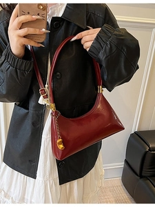Schicke weinrote Lackleder-Halbmond-Schultertasche mit goldenem Mondanhänger