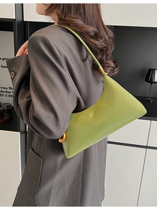 Minimalistische grasgrüne Hobo-Tasche aus glänzendem Leder mit asymmetrischem Design
